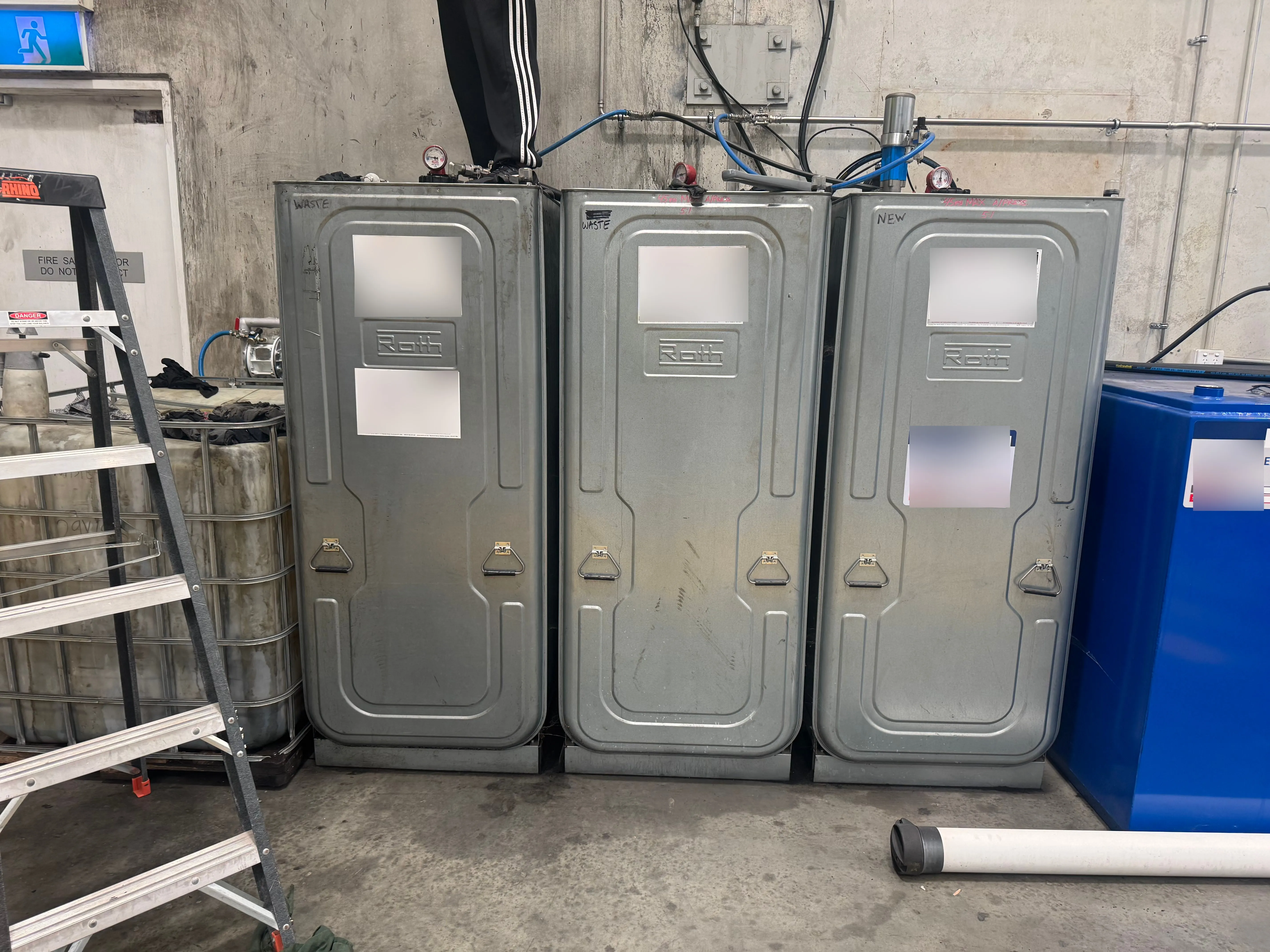 Bulk lubricant tanks monitored in a vehicle workshop